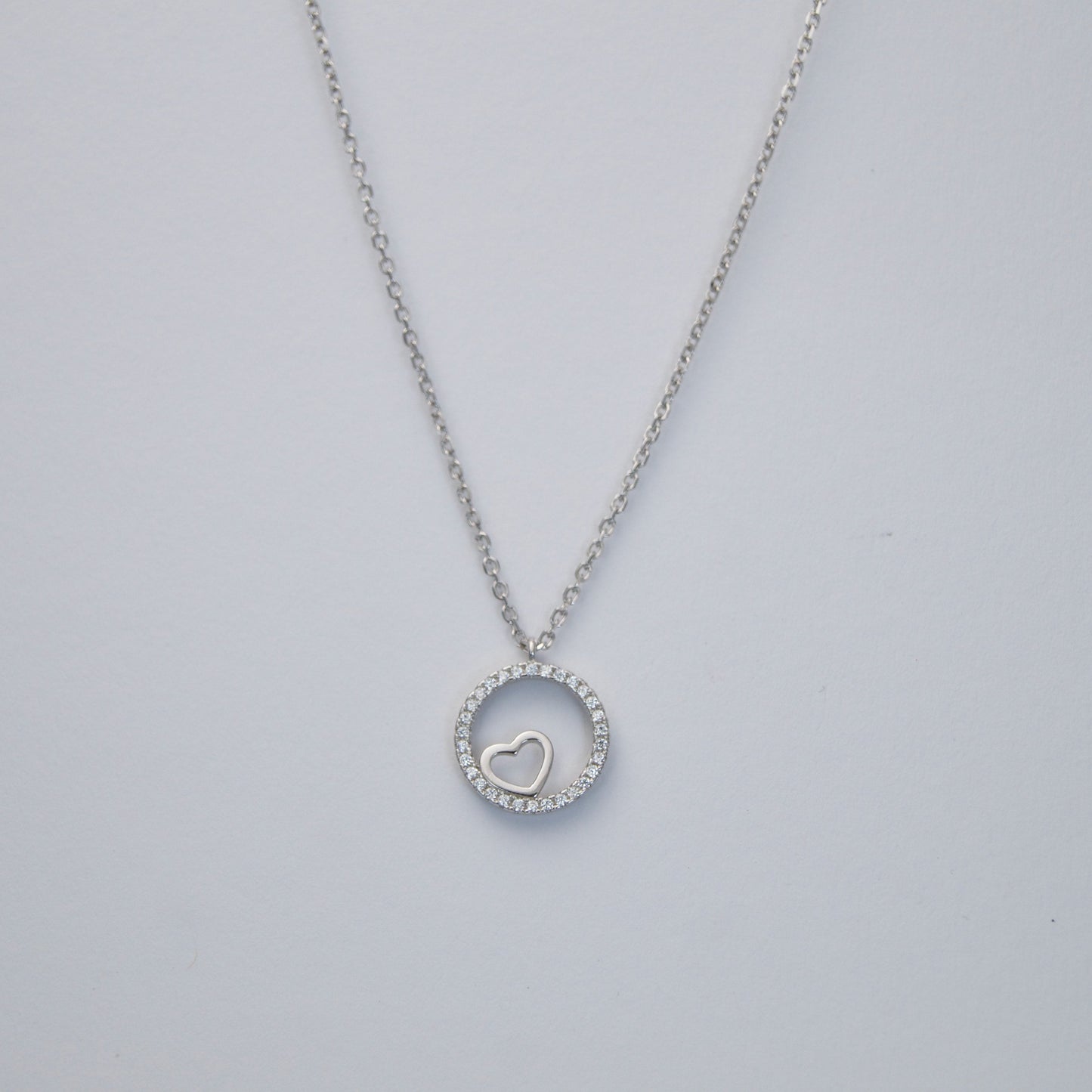 Amy lančić od srebra 925 s krugom optočenim cirkonima i srebrnim srcem