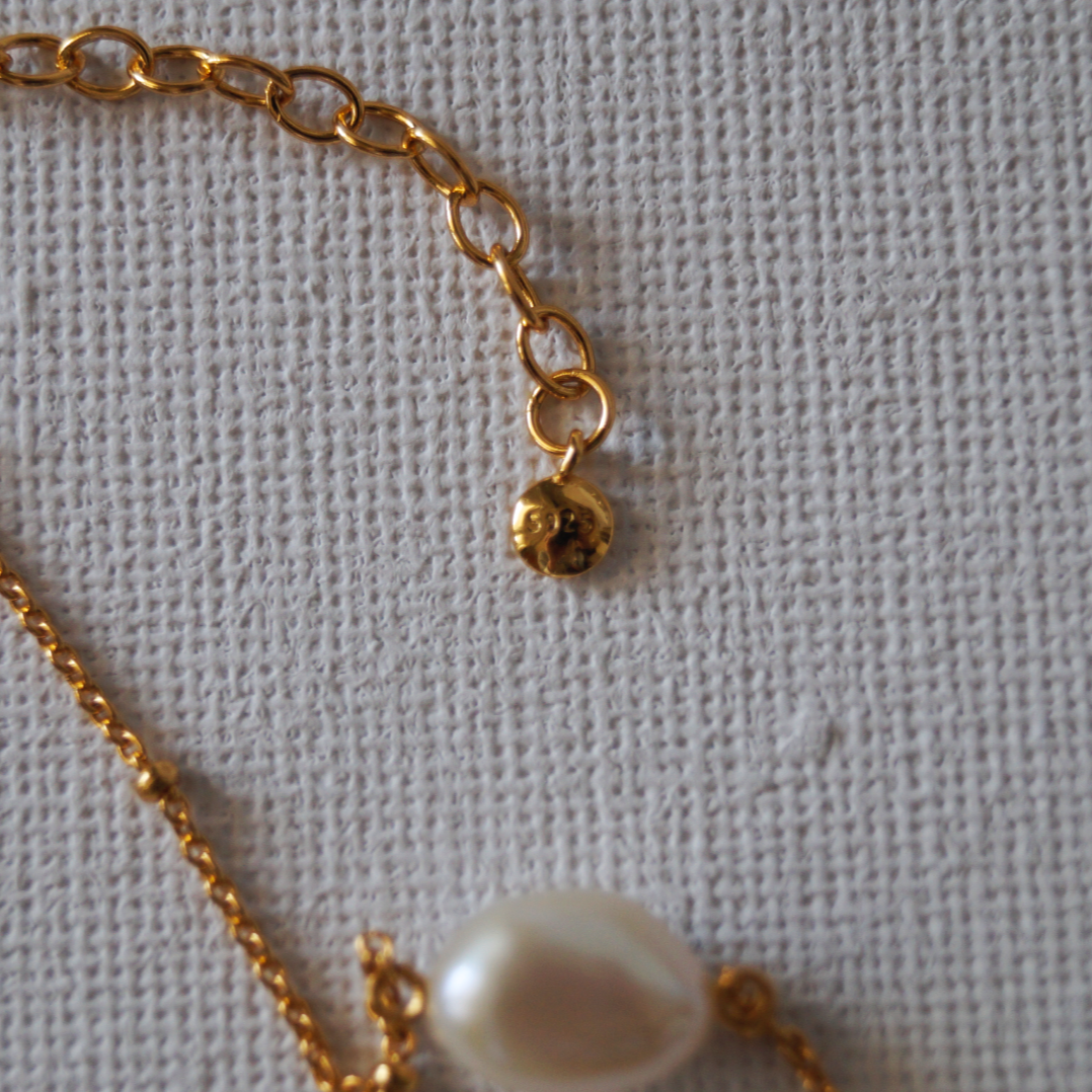 Potvrda autentičnosti.
Zlatna narukvica iz kolekcije Lunar Pearls, izrađena od 925 srebra i sa 18K pozlatom, Krasi ju upečatljiv prirodni biser