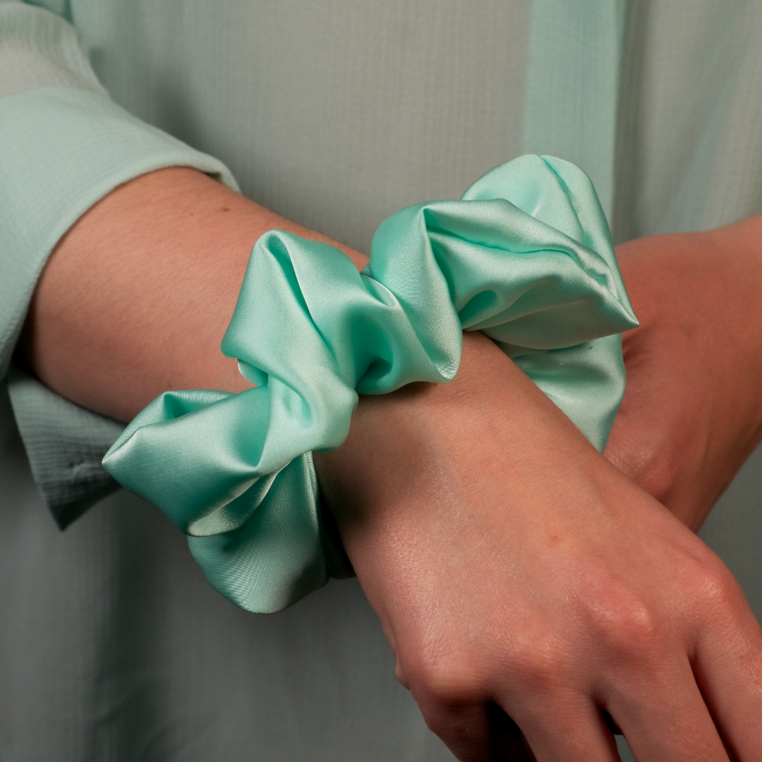 Tirkizna saten gumica za kosu – model Aqua Glow