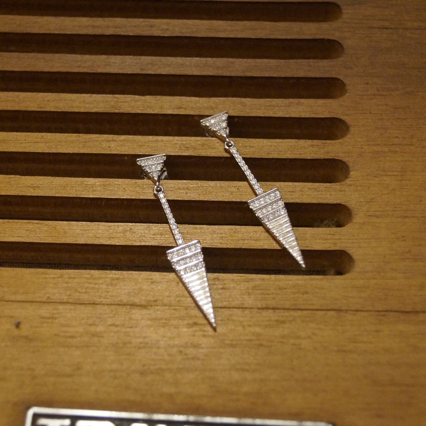 • Naušnice od srebra 925, visoki sjaj - sa prozirnim cirkonima. Visoki sjaj