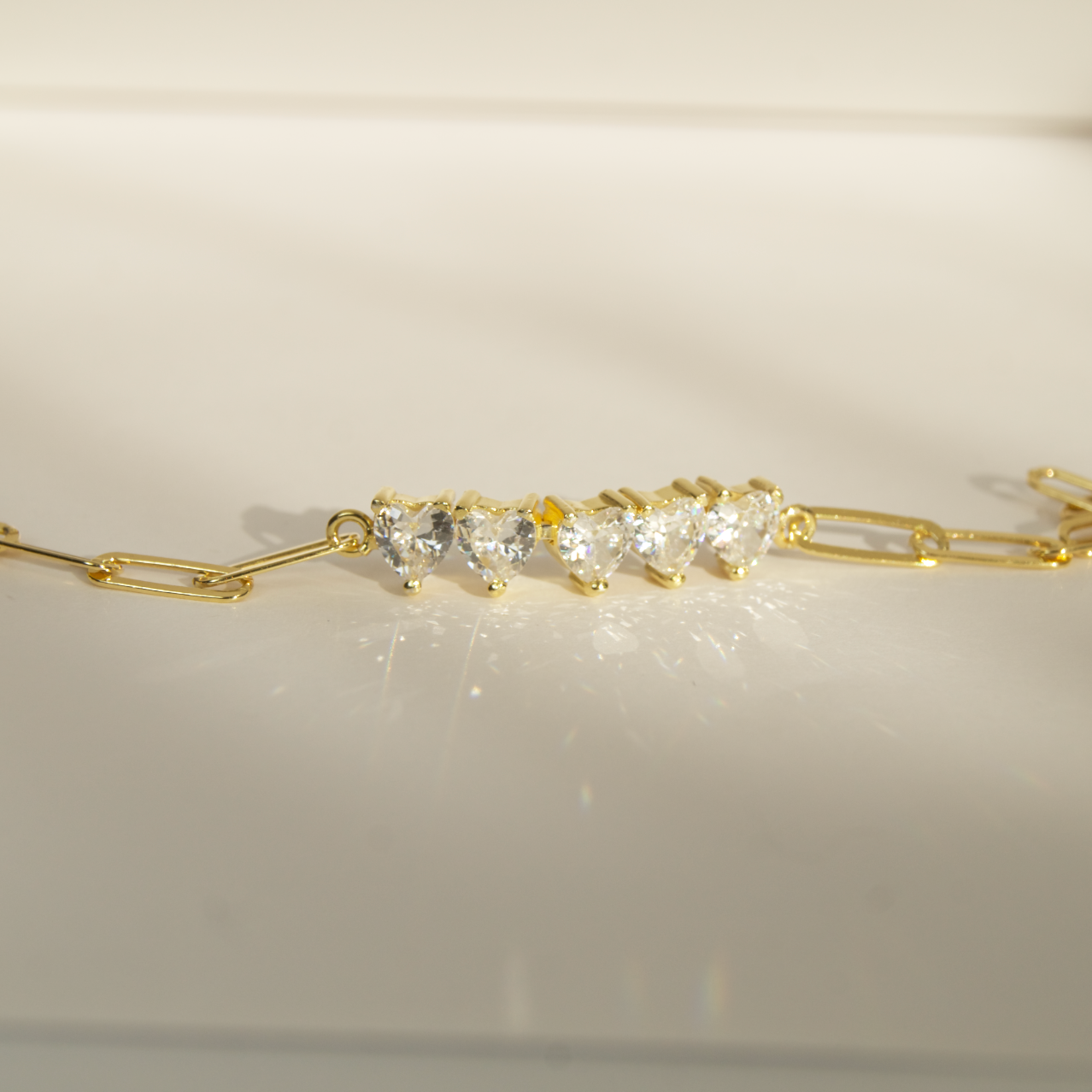 Pozlaćena narukvica 18K od srebra 925, sa prozirnim cirkonima u obliku srca