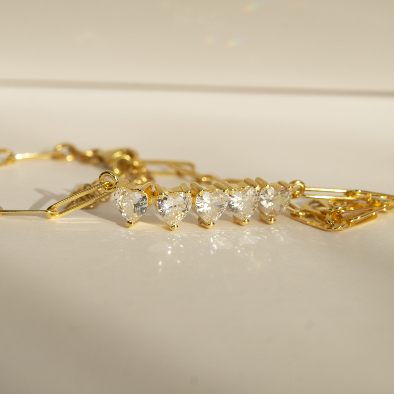 Pozlaćena ogrlica 18K od srebra 925, sa prozirnim cirkonima u obliku srca