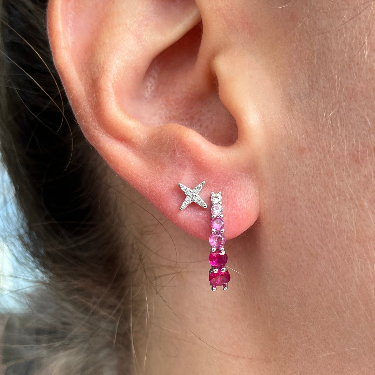 Visece nausnice od srebra 925 sa cirkonima u rozoj boji. Cirkoni su u nijansama roze, od svjetle prema tamnoj. Fotografija nausnica na modelu