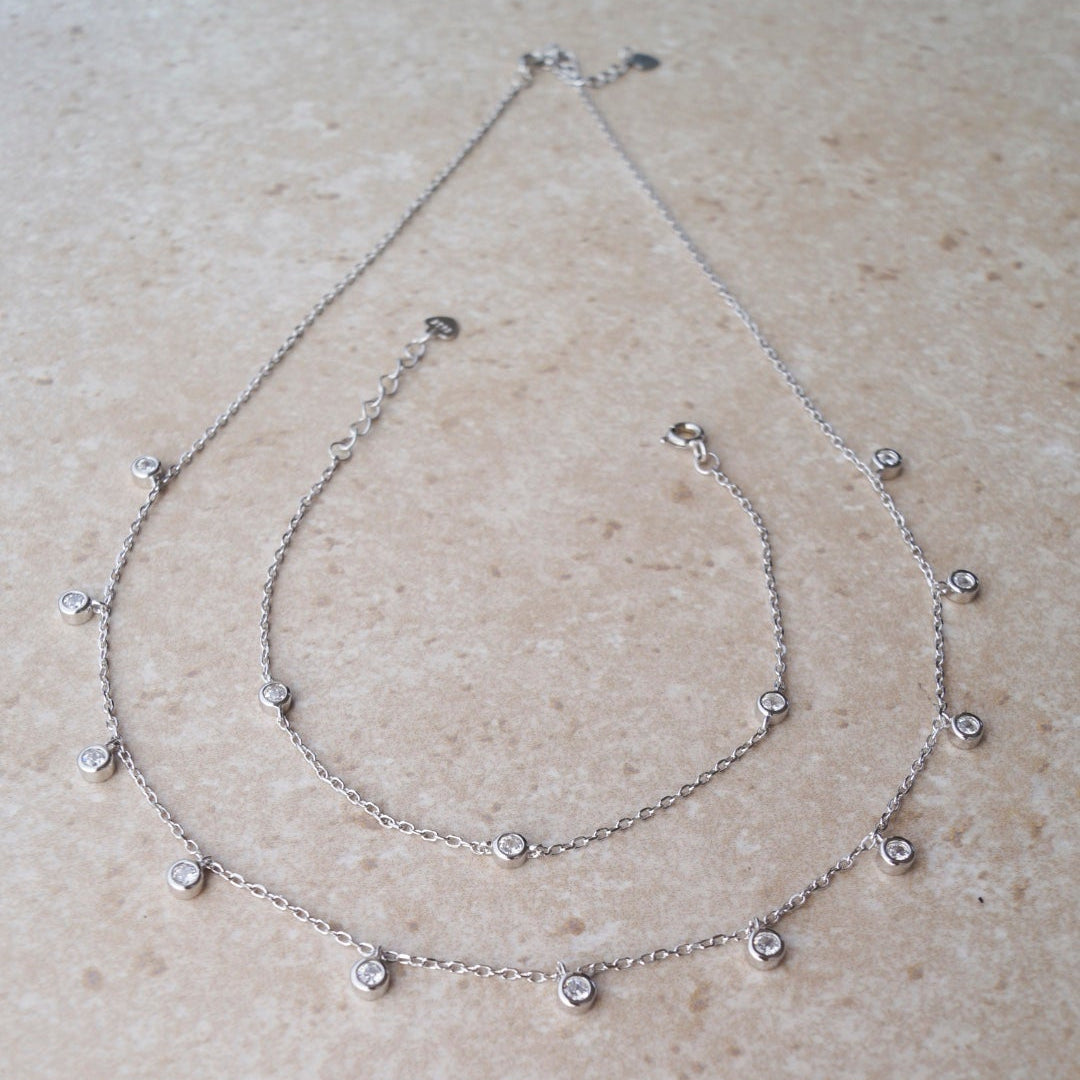 Ela srebrna narukvica s privjescima od prozirnih cirkona na ruci