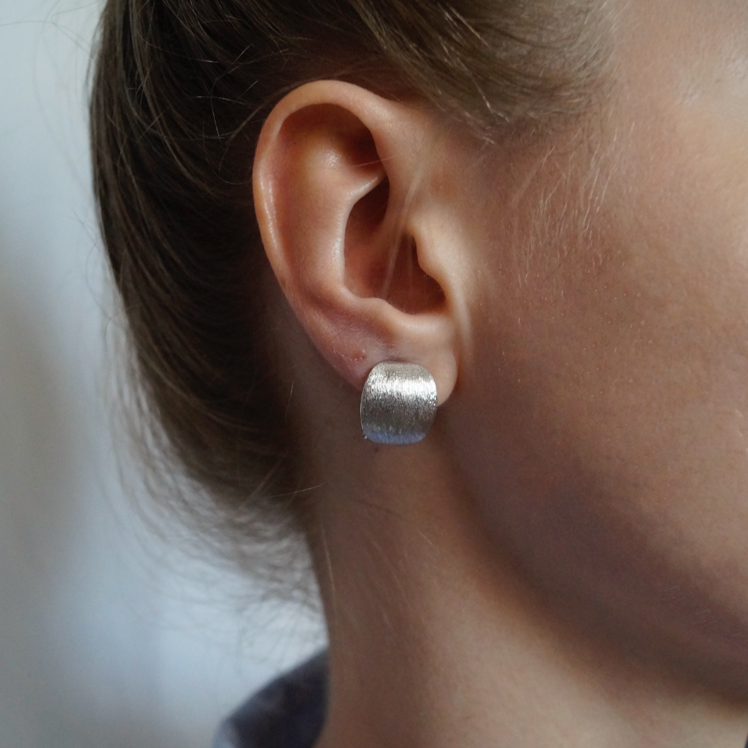 Prekrasne 925 srebrne naušnice s mat teksturom, lako se kombiniraju s raznim stilovima, bilo da želite klasičan ili ležeran look.
Značajk: Teksturirana površina, lagane i udobne
Prigode: Savršene za poslovne sastanke, večere ili ležerne šetnje