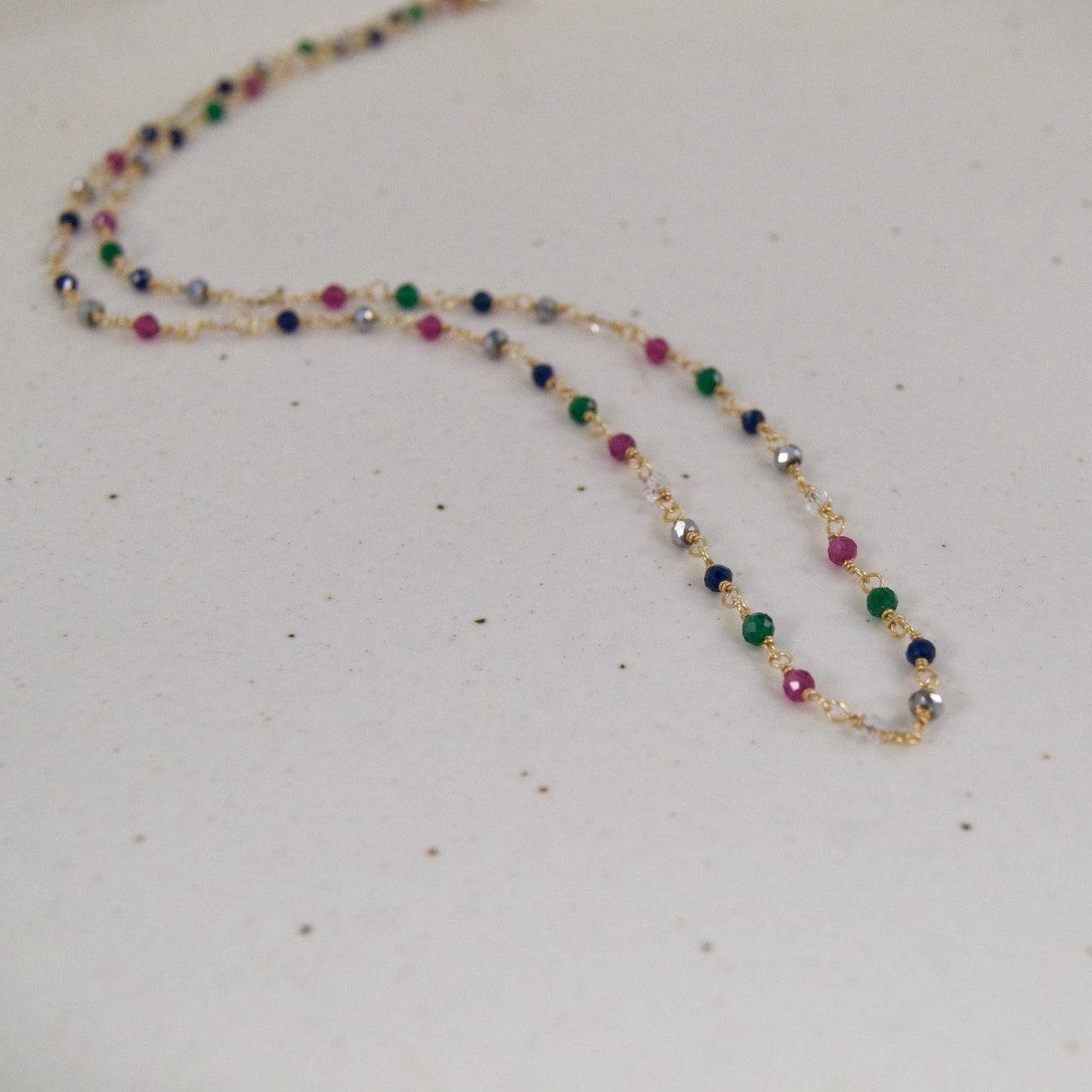 Kaia ogrlica je izradena od srebra 925 sa 18K pozlatom. Ogrlicu čine isprepletene niti i višebojne perle zbog čega Kaia ogrlica djeluje razigrano i upečatljivo.