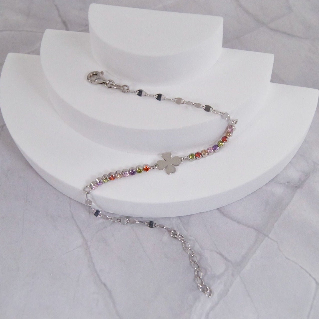 Karina Clover narukvica je izrađena od srebra 925. Krase ju raznobojni cirkoni, a u središtu se nalazi srebrna pločica u obliku djeteline što ju čini idealnim poklonom kada nekome bliskom želite pokloniti dodatnu sreću.