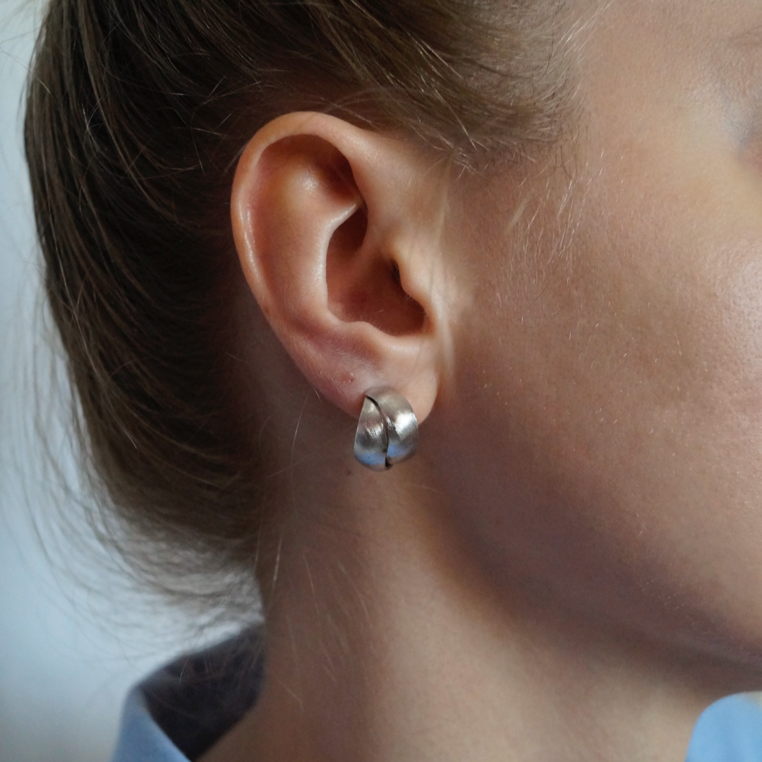 Elegantne 925 srebrne naušnice. Blago matirana završna obrada.
Značajke: Lagane, udobne za nošenje
Prigode: Idealne za posao, večernji izlazak ili svečane događaje