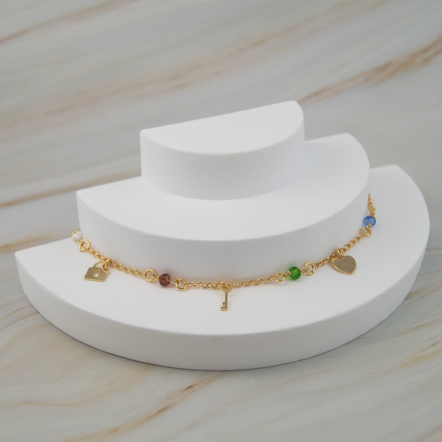 Lock and Key pozlaćeni lančić s prozirnim pastelnim perlama