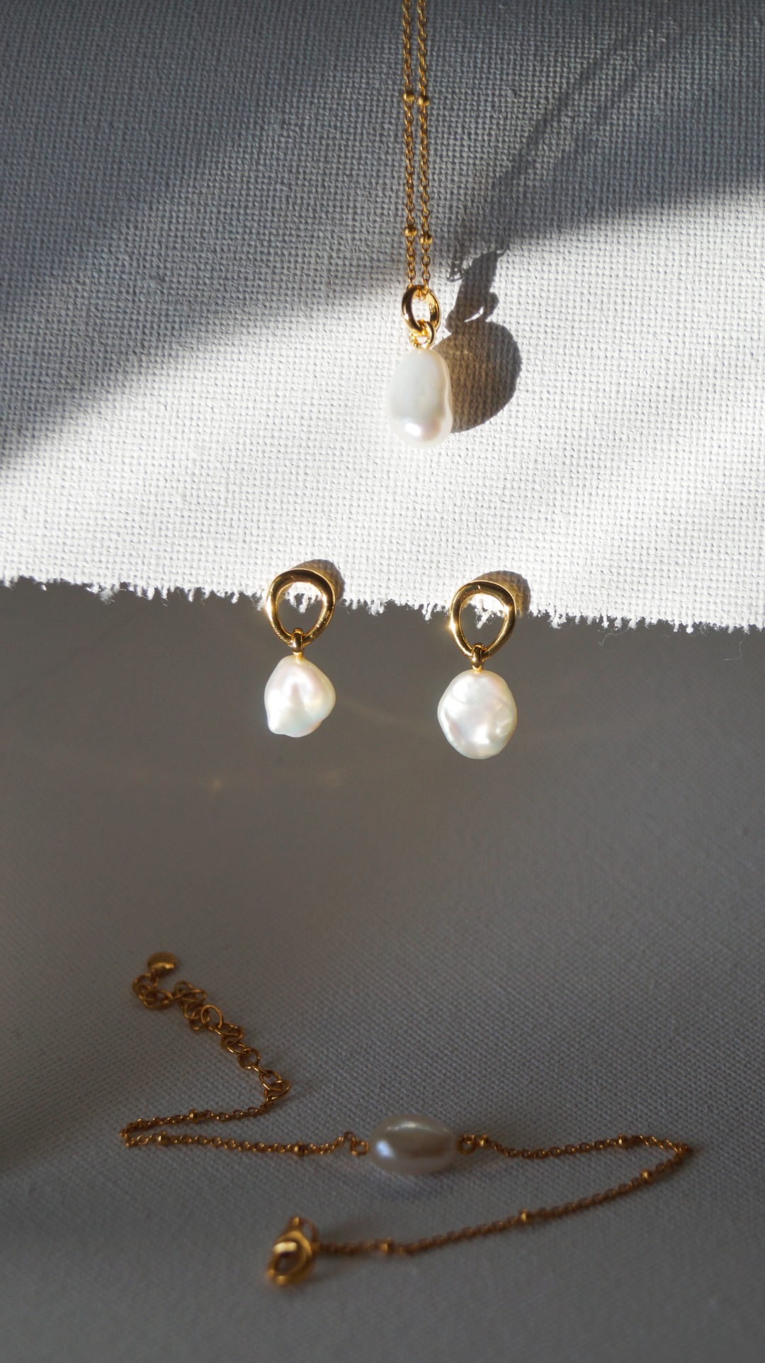 Otkrijte Venera Pearls ogrlicu, Andromeda narukvicu i Celestial Pearls iz Lunar Pearls kolekcije. Ručno odabrani slatkovodni biseri na srebru 925 s pozlatom pružaju bezvremensku eleganciju.