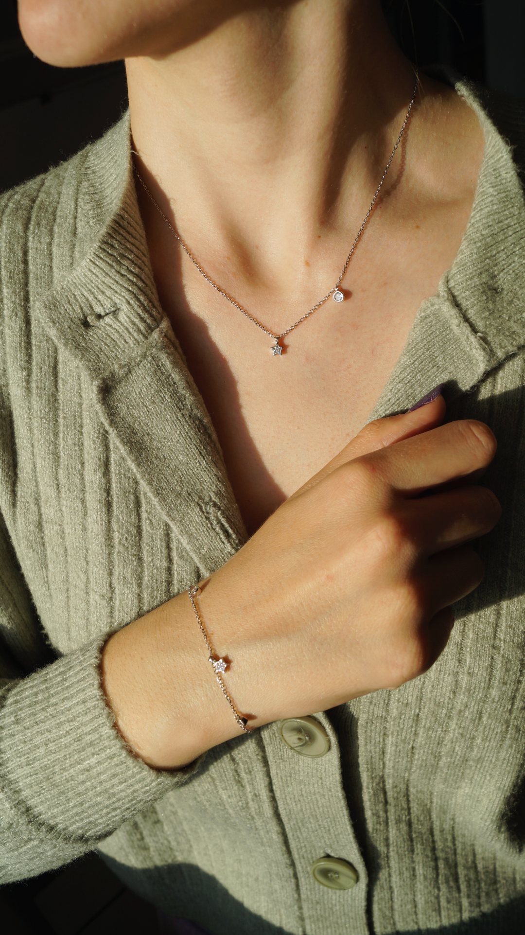 925 srebro
Zvijezda ukrašena cirkonima
Cirkon postavljen na lančiću za elegantan izgled
Podesiva duljina za savršeno prilagođavanje
Pogodan za osjetljivu kožu