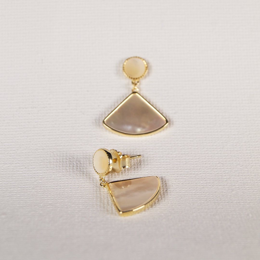 Nua naušnice s bisernim sjajem i zlatnim obrubom iz Goddess kolekcije