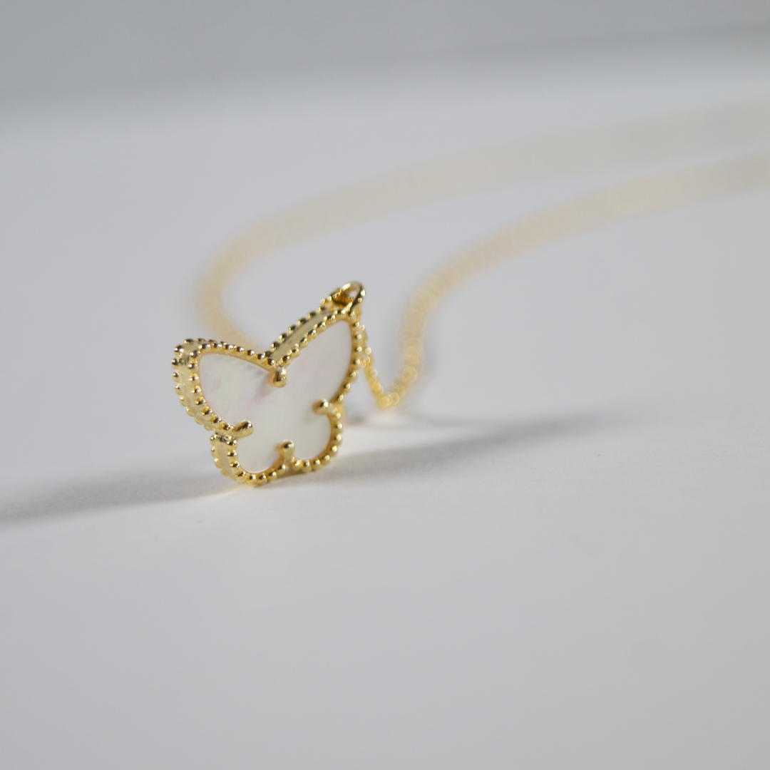 Pozlaćeni srebrni lančić s leptir privjeskom od sedefa koji se prelijeva u duginim bojama. Pažljivo izabran srebrni nakit 925.