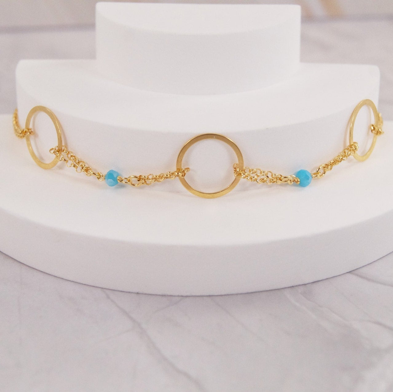 Detalj tri pozlaćena kruga na Pia narukvici