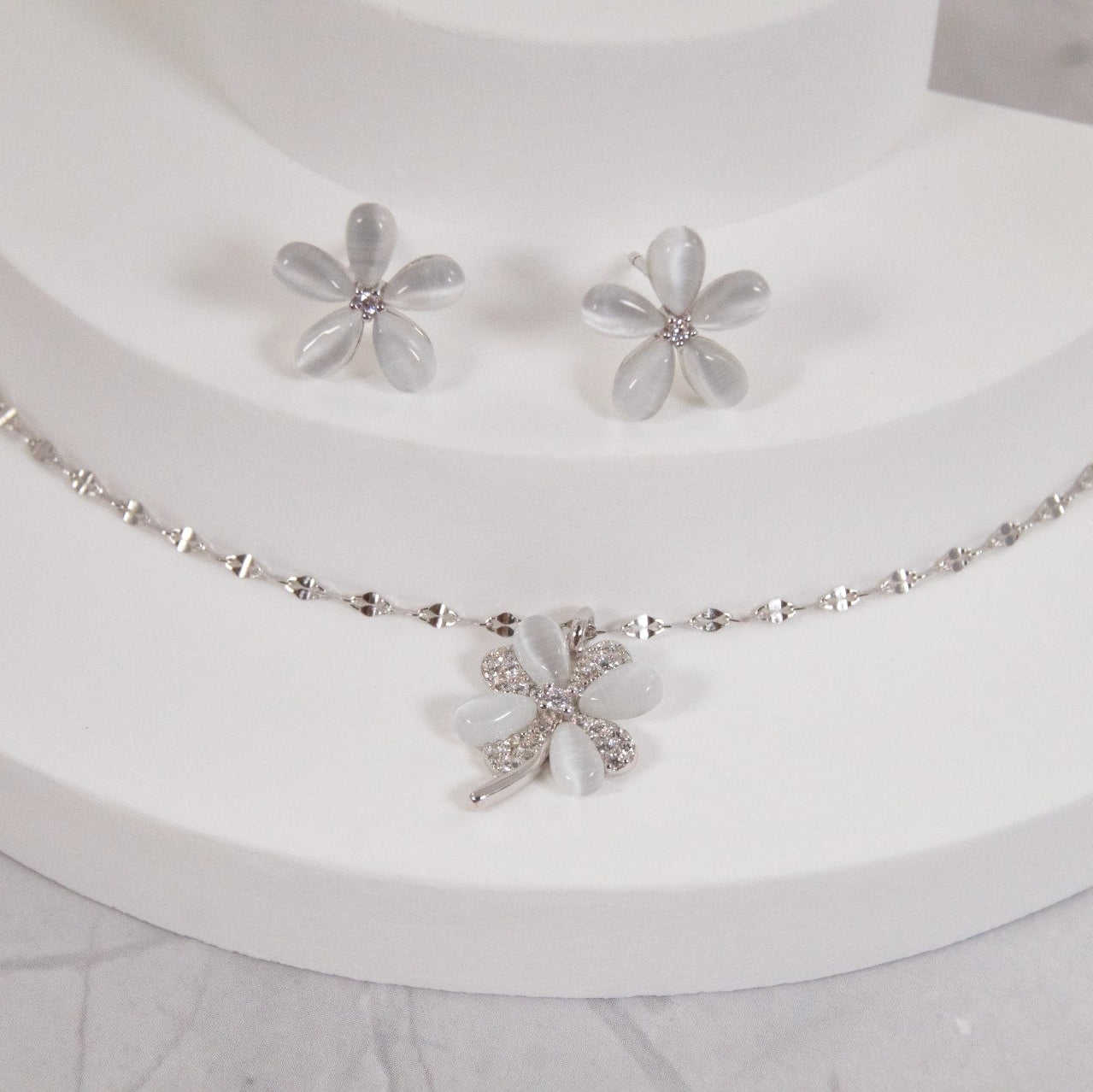 Prim lančić u kombinaciji s Prim naušnicama