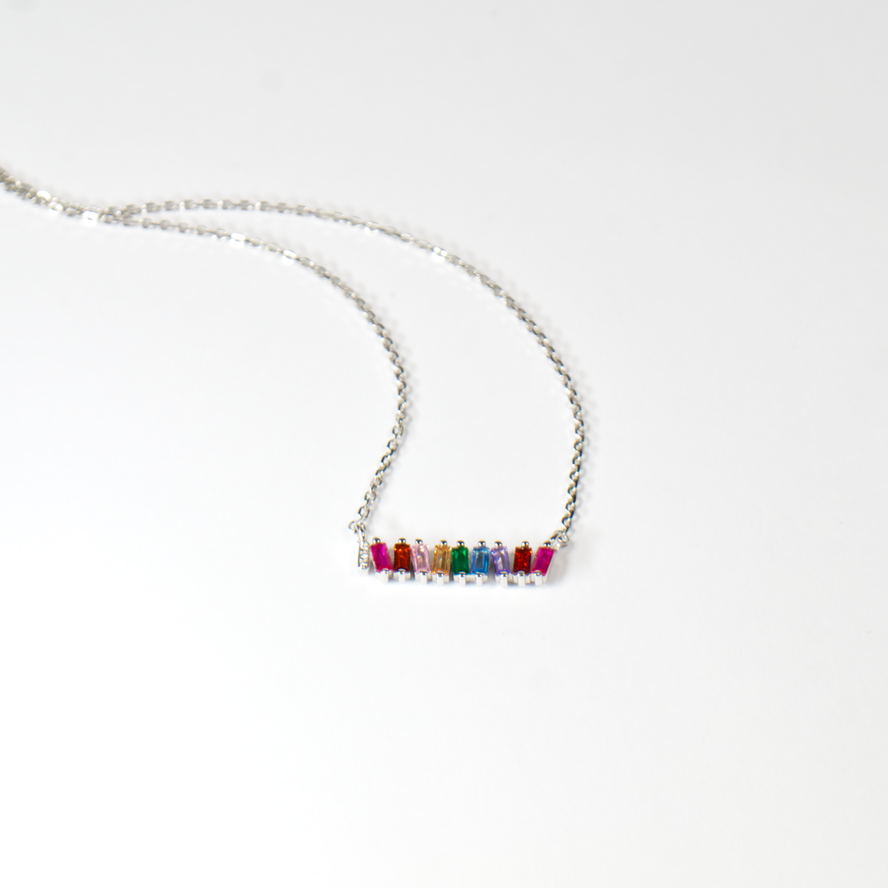 Rainbow lančić je izraden o srebra 925 i krasi ga privjesak bogat bojama. Cirkoni na privjesku su u raznim bojama, od lagano roze, preko nebeski plave do smaragdno zelene