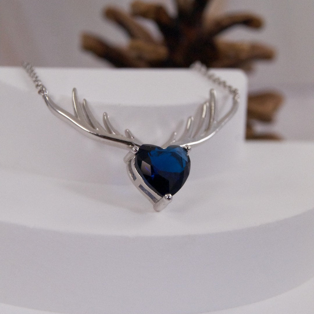 Prekrasna ogrlica sa privjeskom u obliku jelena, izrađena je od 925 srebra. Privjesak čine glava jelena, koja je napravljena od tamno plavog cirkona, na koju se nastavljaju grandiozni, razgranati rogovi.