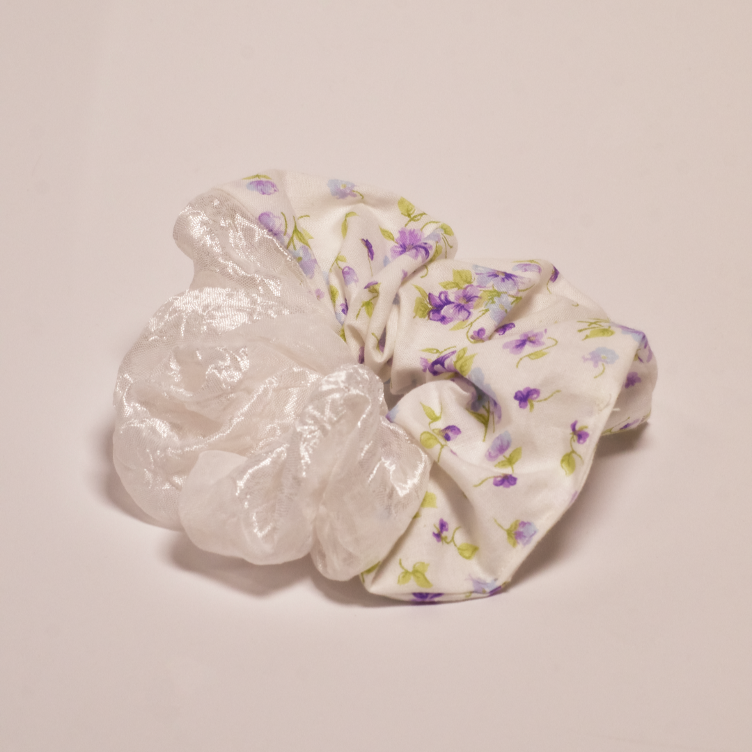 Cvjetna scrunchie od pamuka s bijelim satenom – model Spring Dream