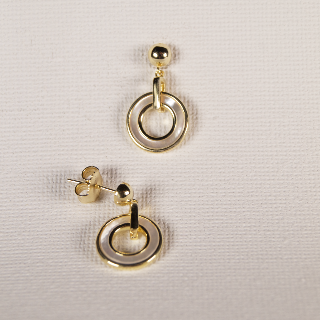 Suri naušnice od 925 srebra s pozlatom i prirodnim sedefom u modernom dizajnu s dvostrukim krugom iz Goddess kolekcije