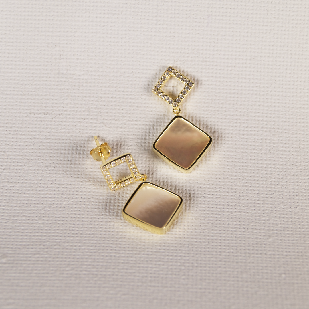 Tana naušnice od 925 srebra s pozlatom i sedefom, kvadratnog dizajna s geometrijskim detaljima iz Goddess kolekcije