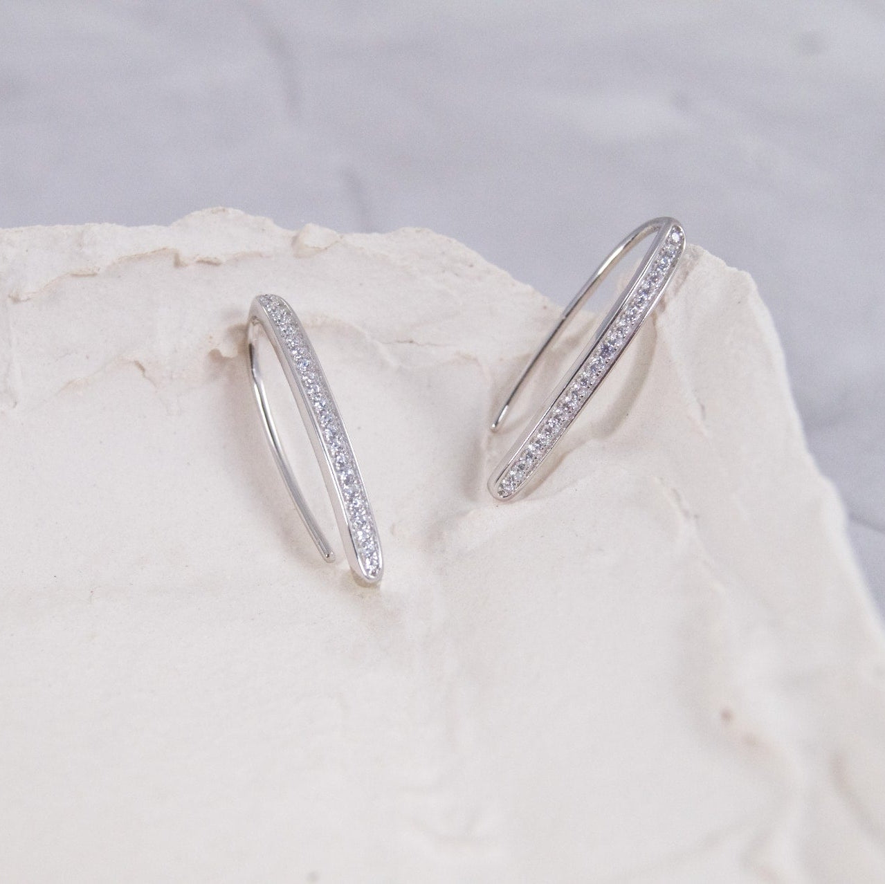 Detalj duguljastog prednjeg dijela ispunjenog cirkonima