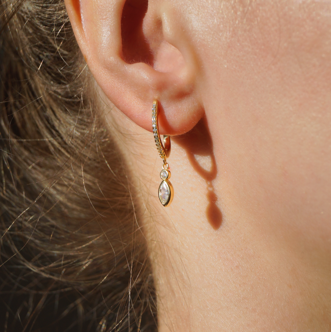 Visece nausnice izradene od srebra 925 sa 18K pozlatom. Sjajni cirkoni dodaju na eleganciji. Fotografirano na modelu