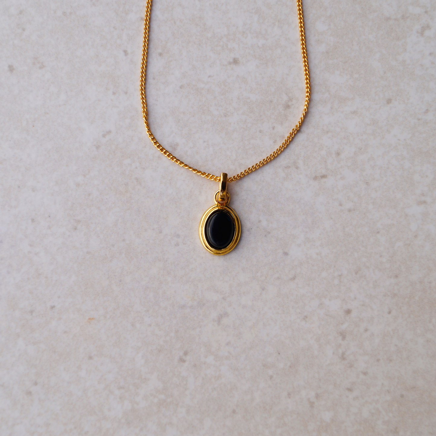 • Pozlaćeni lančić 18K od srebra 925
• Privjesak od poludragog kamena u crnoj boji