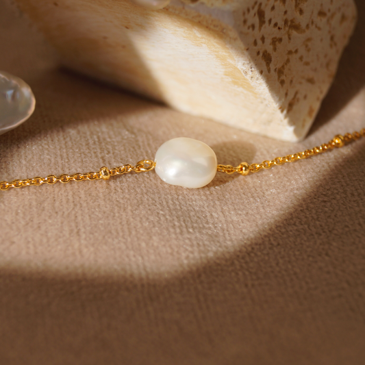 Zlatna narukvica iz kolekcije Lunar Pearls, izrađena od 925 srebra i sa 18K pozlatom, Krasi ju upečatljiv prirodni biser