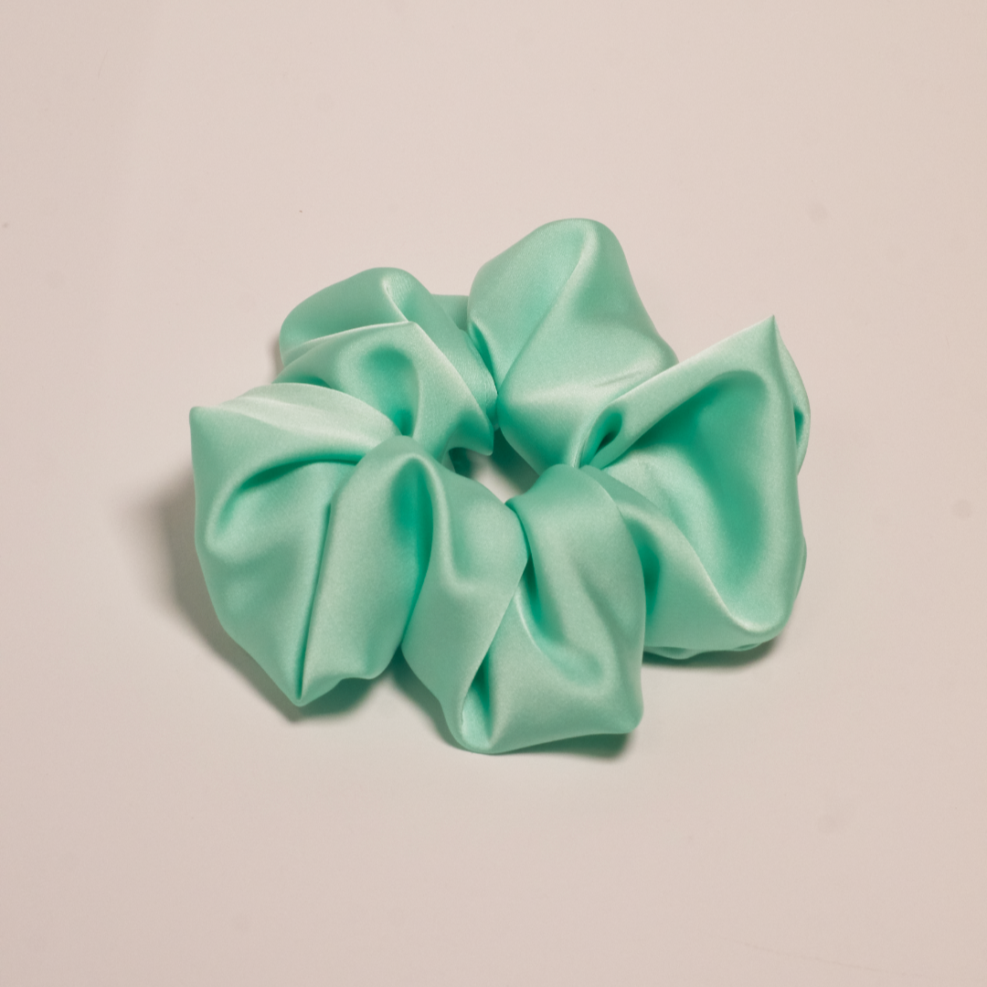 Tirkizna saten gumica za kosu – model Aqua Glow