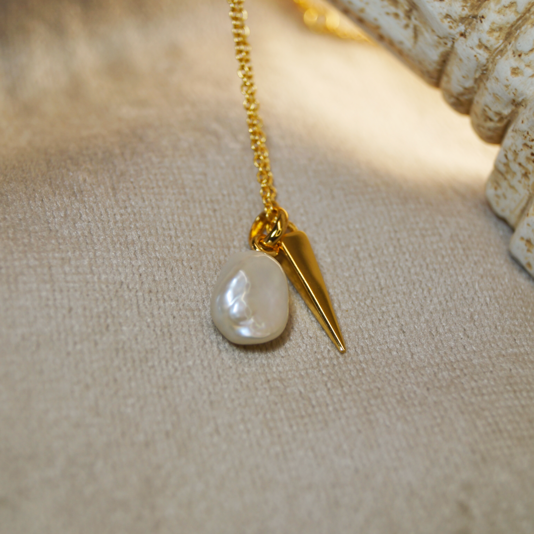 Ogrlica izradena od srebra 925 sa 18K pozlatom. Privjesak od bisera i pozlacenog viska koji podsjeca na rep kometa, po čemu je ogrlica dobila ime