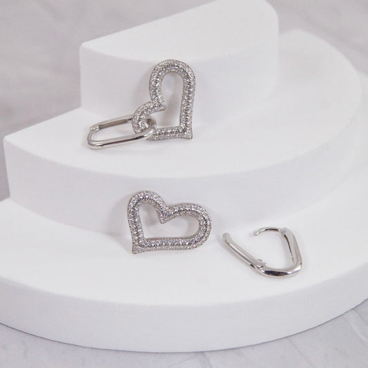 Detalj srca ispunjenog prozirnim cirkonima na Cuore naušnicama