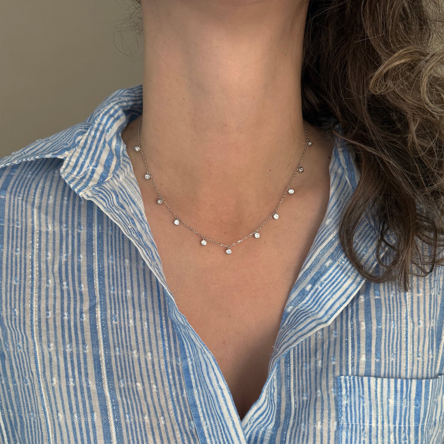 Ela srebrni lančić s privjescima od prozirnih cirkona oko vrata