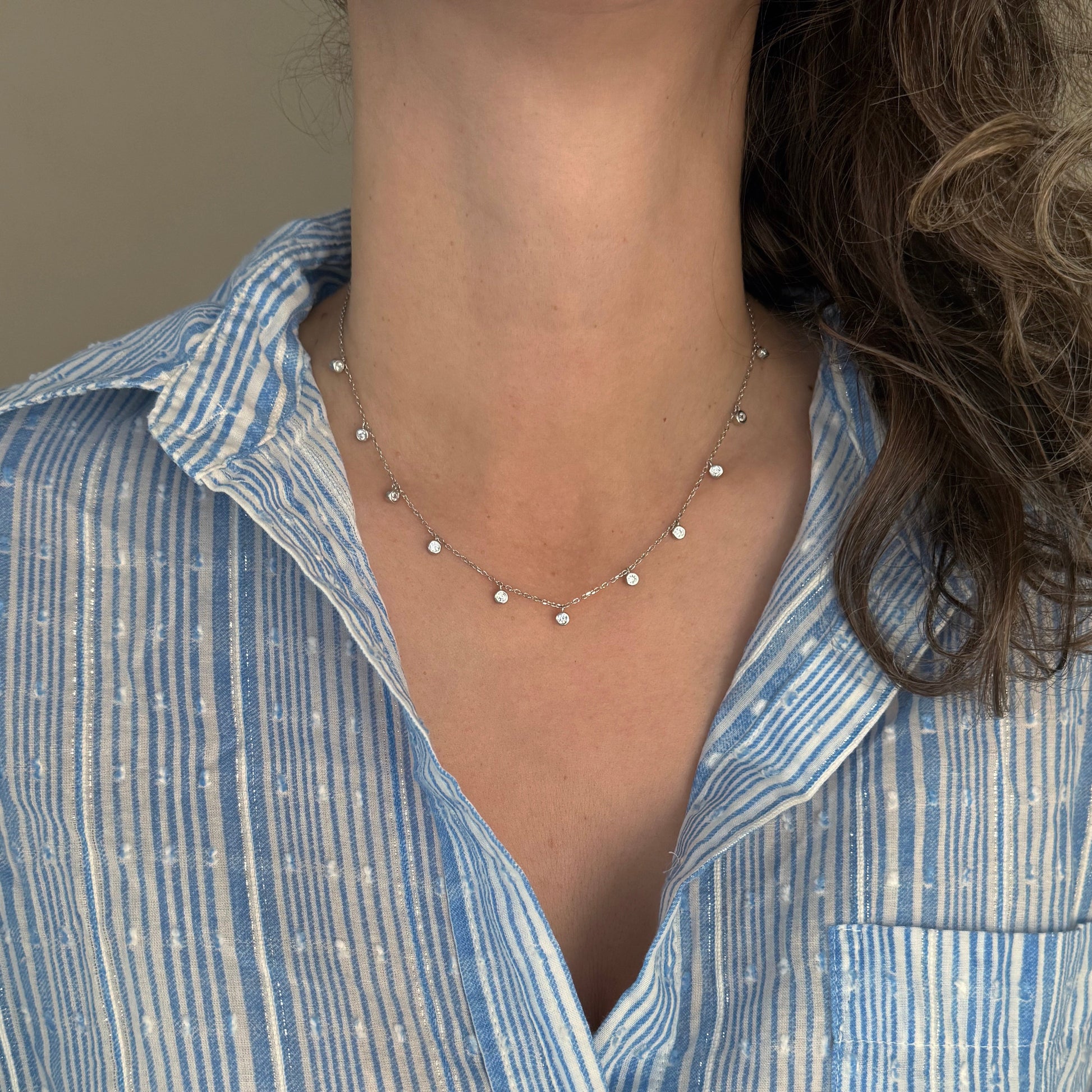 Ela srebrni lančić s privjescima od prozirnih cirkona oko vrata