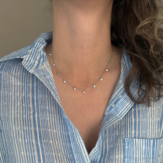 Ela srebrni lančić s privjescima od prozirnih cirkona oko vrata