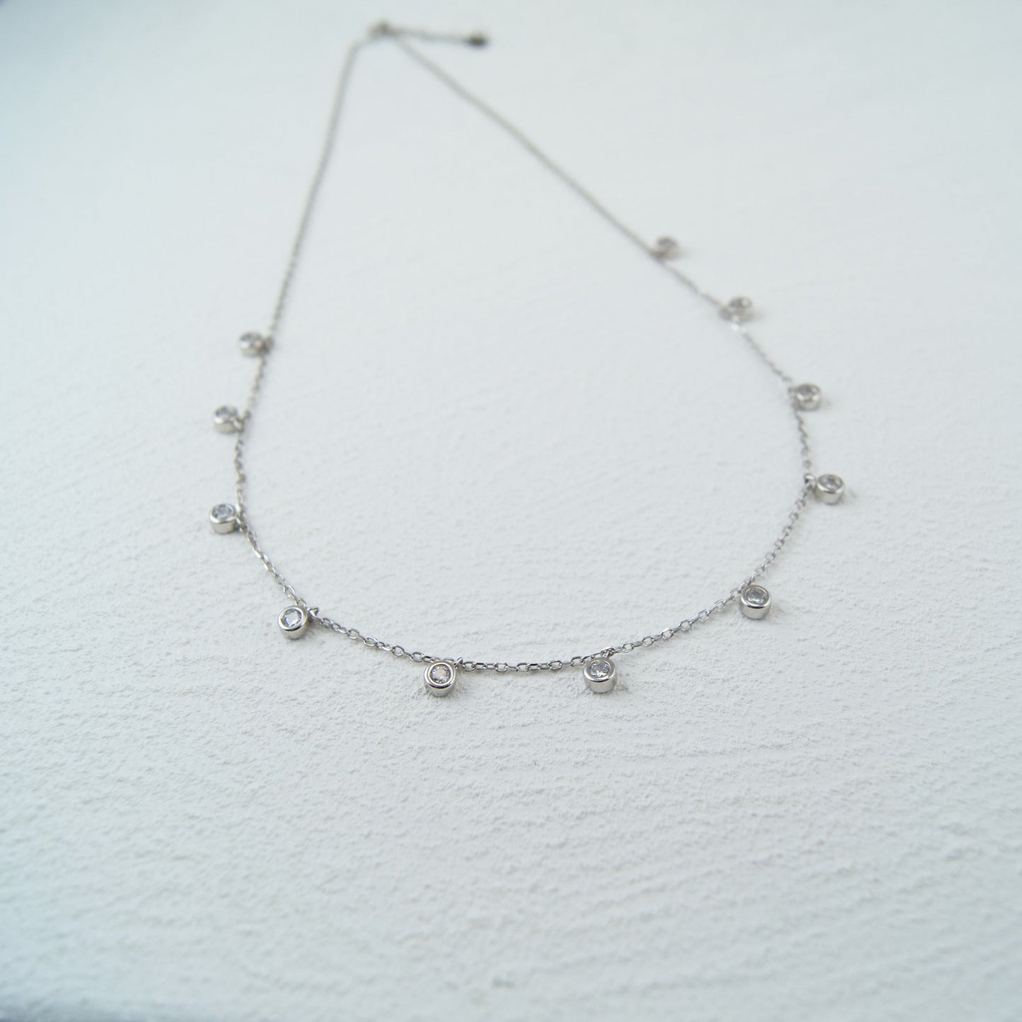 Ela srebrni lančić s privjescima od prozirnih cirkona 