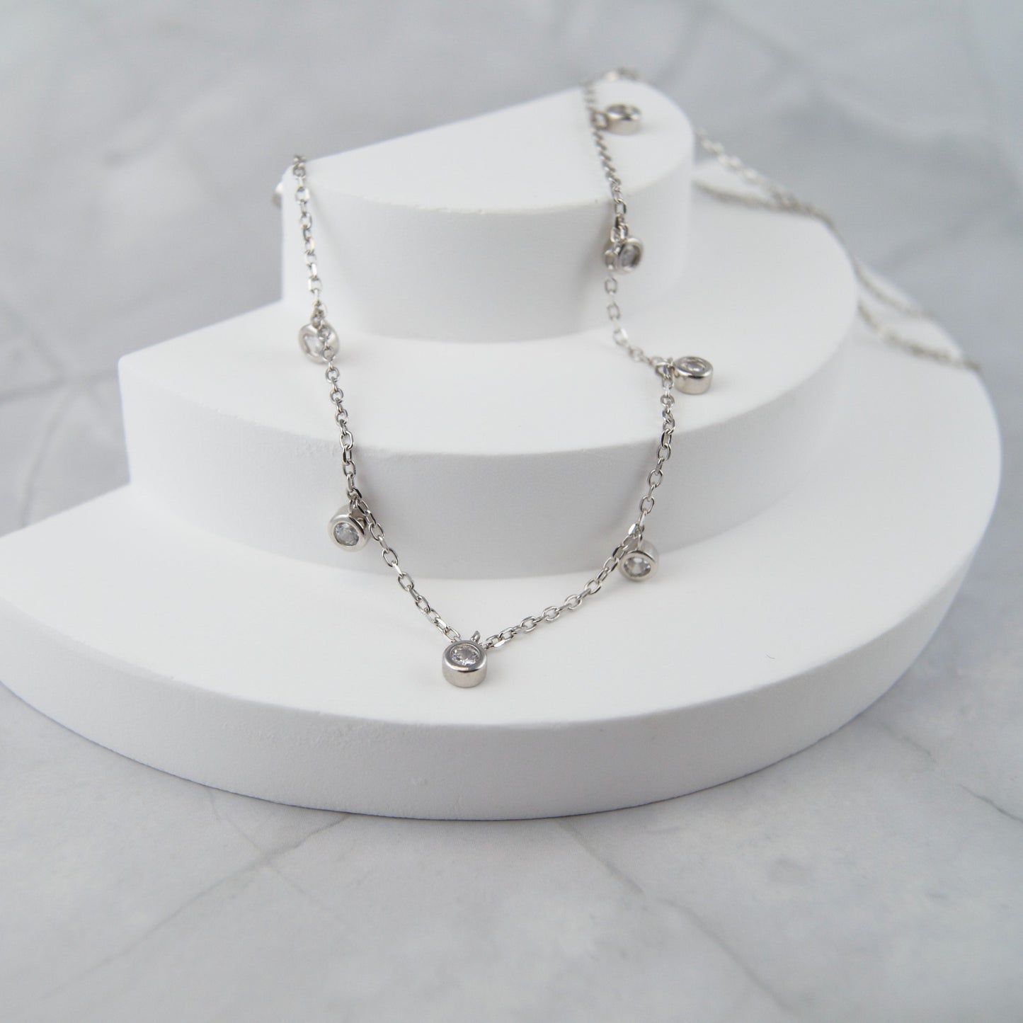 Ela srebrni lančić s privjescima od prozirnih cirkona 