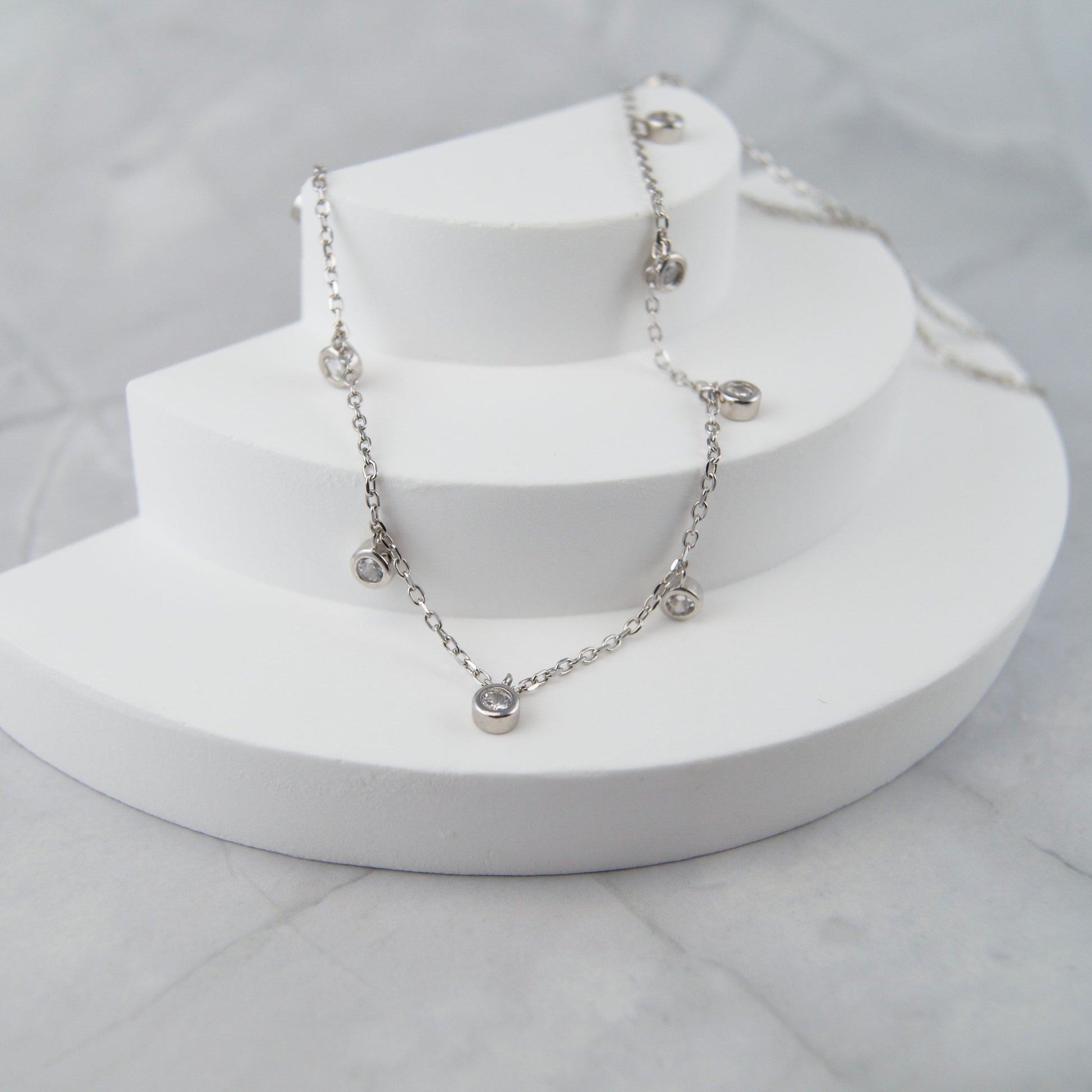 Ela srebrni lančić s privjescima od prozirnih cirkona 
