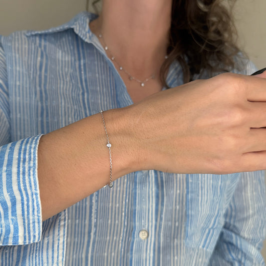 Ela srebrna narukvica s privjescima od prozirnih cirkona na ruci