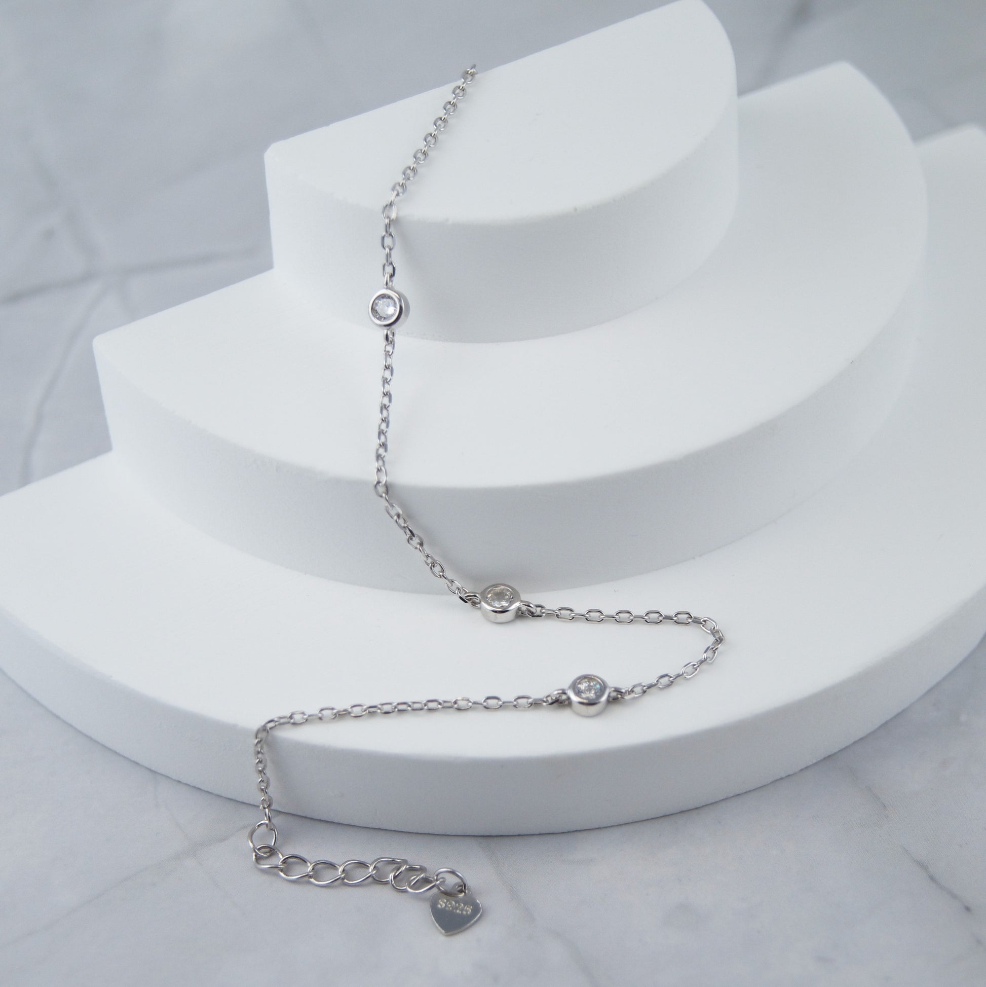 Ela srebrna narukvica s privjescima od prozirnih cirkona