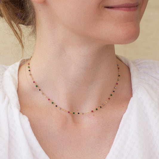 Kaia ogrlica je izradena od srebra 925 sa 18K pozlatom. Ogrlicu čine isprepletene niti i višebojne perle zbog čega Kaia ogrlica djeluje razigrano i upečatljivo.