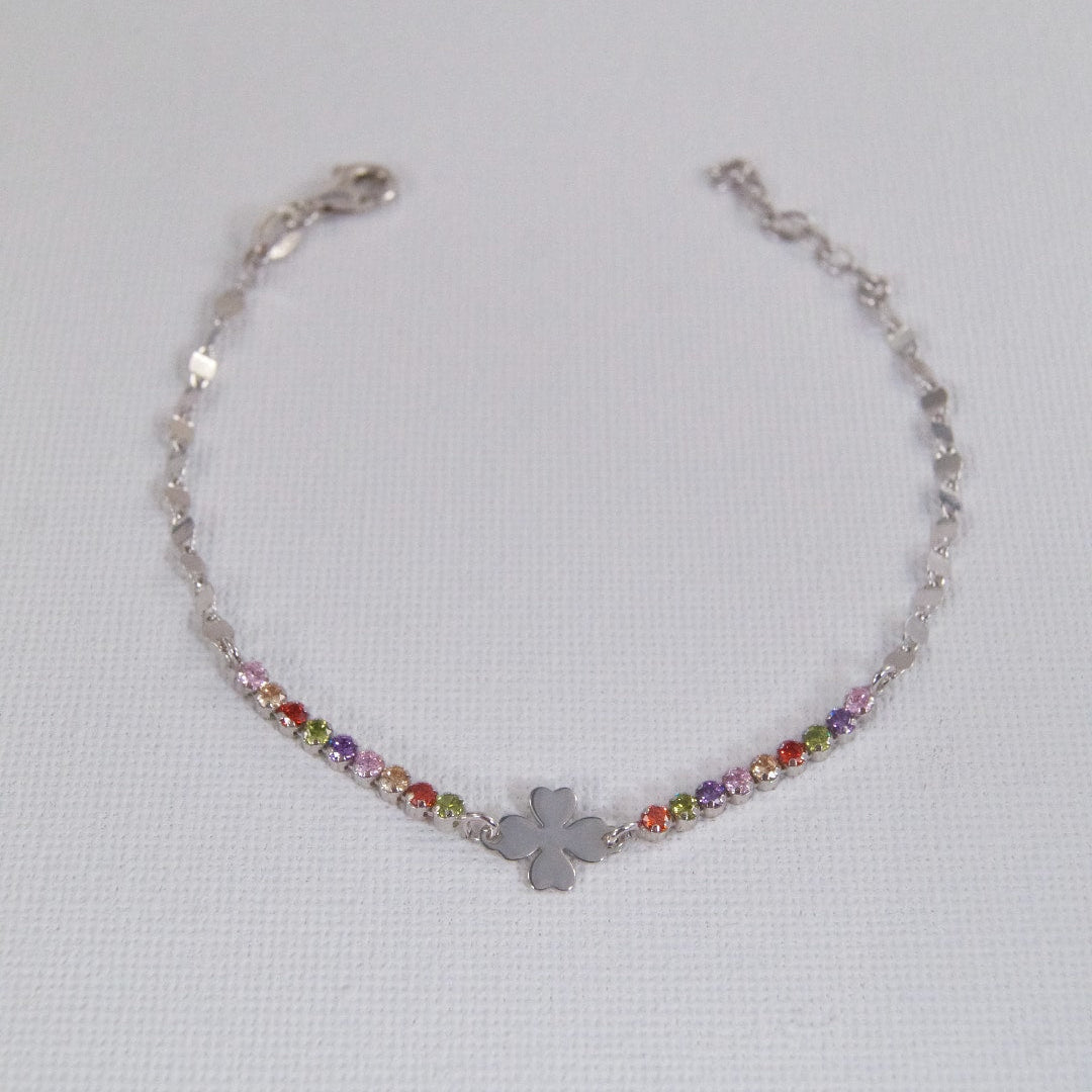 Karina Clover narukvica je izrađena od srebra 925. Krase ju raznobojni cirkoni, a u središtu se nalazi srebrna pločica u obliku djeteline što ju čini idealnim poklonom kada nekome bliskom želite pokloniti dodatnu sreću.