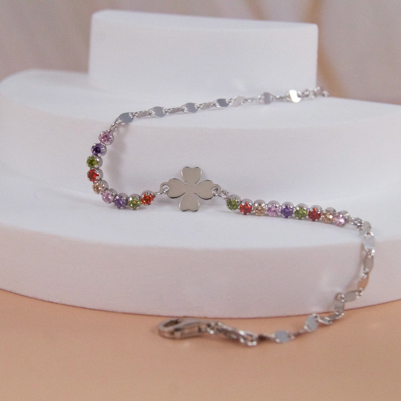 Karina Clover narukvica je izrađena od srebra 925. Krase ju raznobojni cirkoni, a u središtu se nalazi srebrna pločica u obliku djeteline što ju čini idealnim poklonom kada nekome bliskom želite pokloniti dodatnu sreću.