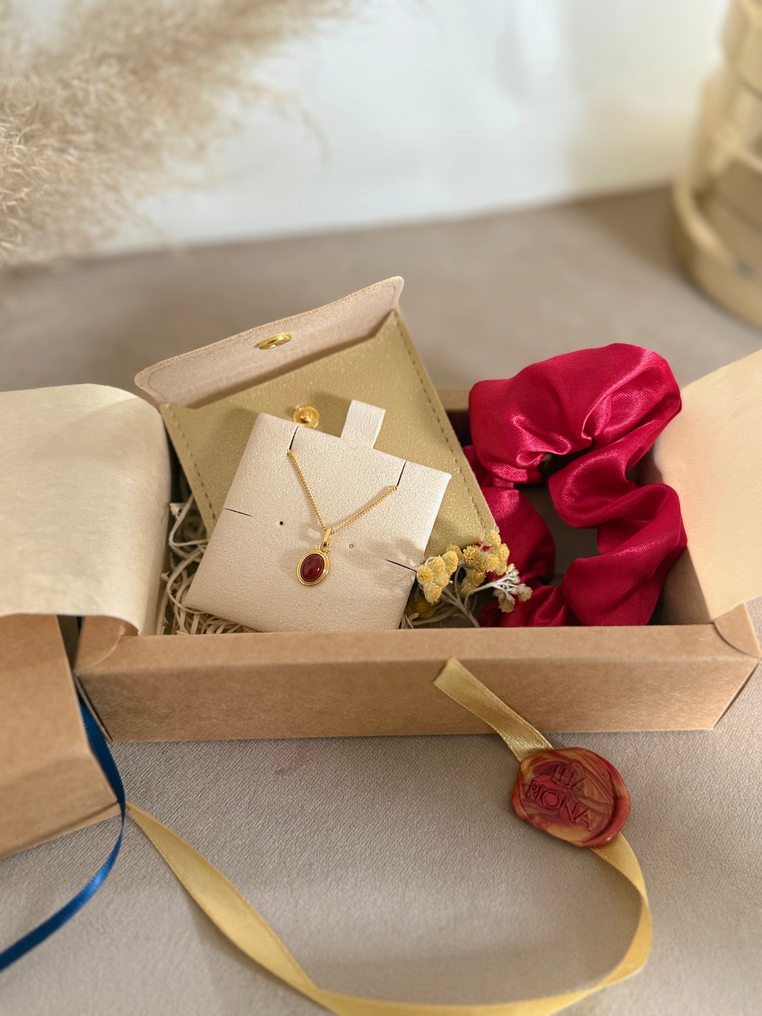 Lua Riona signature pakiranje u kojem se salje svaki kupljeni nakit. Paket je besplatan kada dolazi uz kupljeni nakit no moze se i kupiti zasebno