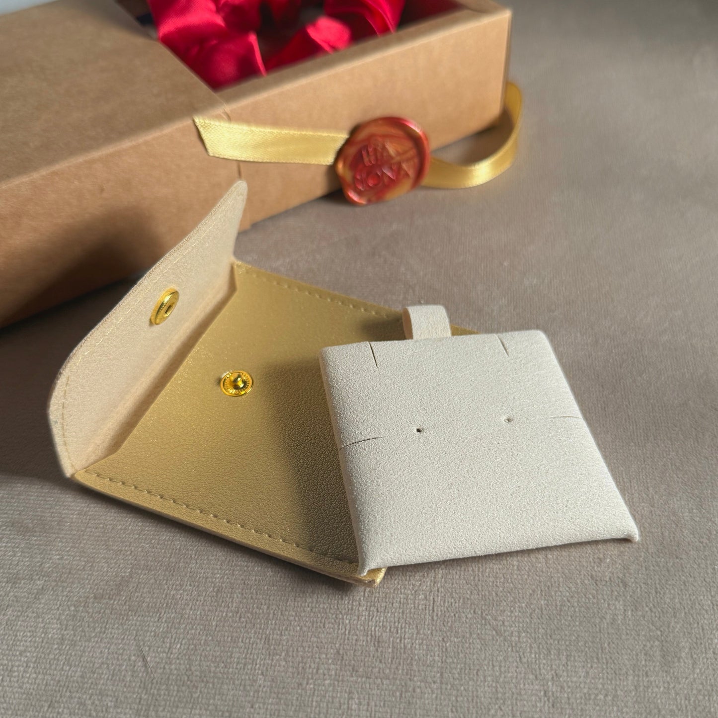 Lua Riona jewelry holder sluzi kako bi cuvao nakit od oštećenja, međusobnog grebanja i kako bi olakšao nošenje nakita posvuda sa sobom