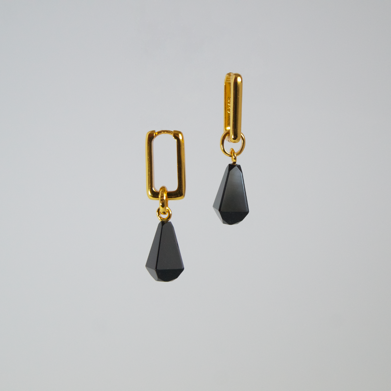 Naušnice izrađene od srebra 925, obogaćene 18K pozlatom. Privjesak od prirodnog opsidijana.