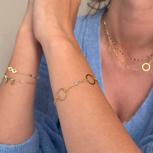 Pia narukvica u kombinaciji s drugim narukvicama – layering