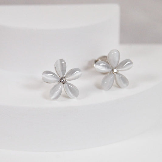 Središnji cirkon na srebrnim naušnicama Prim