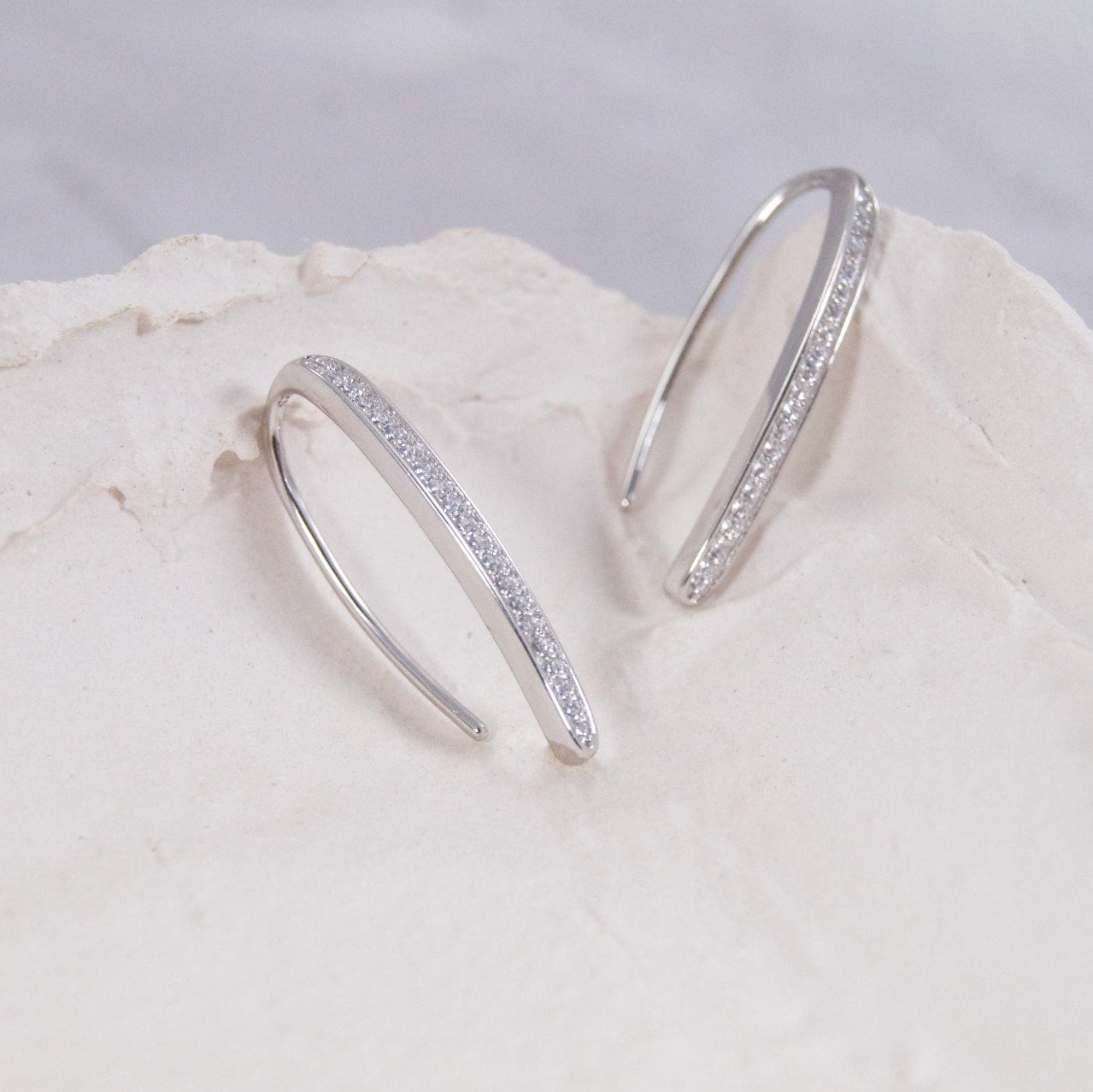 Minimalističke srebrne naušnice Tara s nježnim sjajem