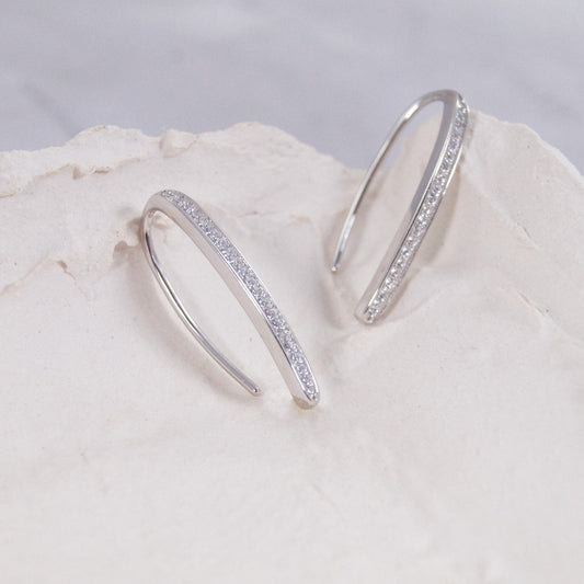 Minimalističke srebrne naušnice Tara s nježnim sjajem