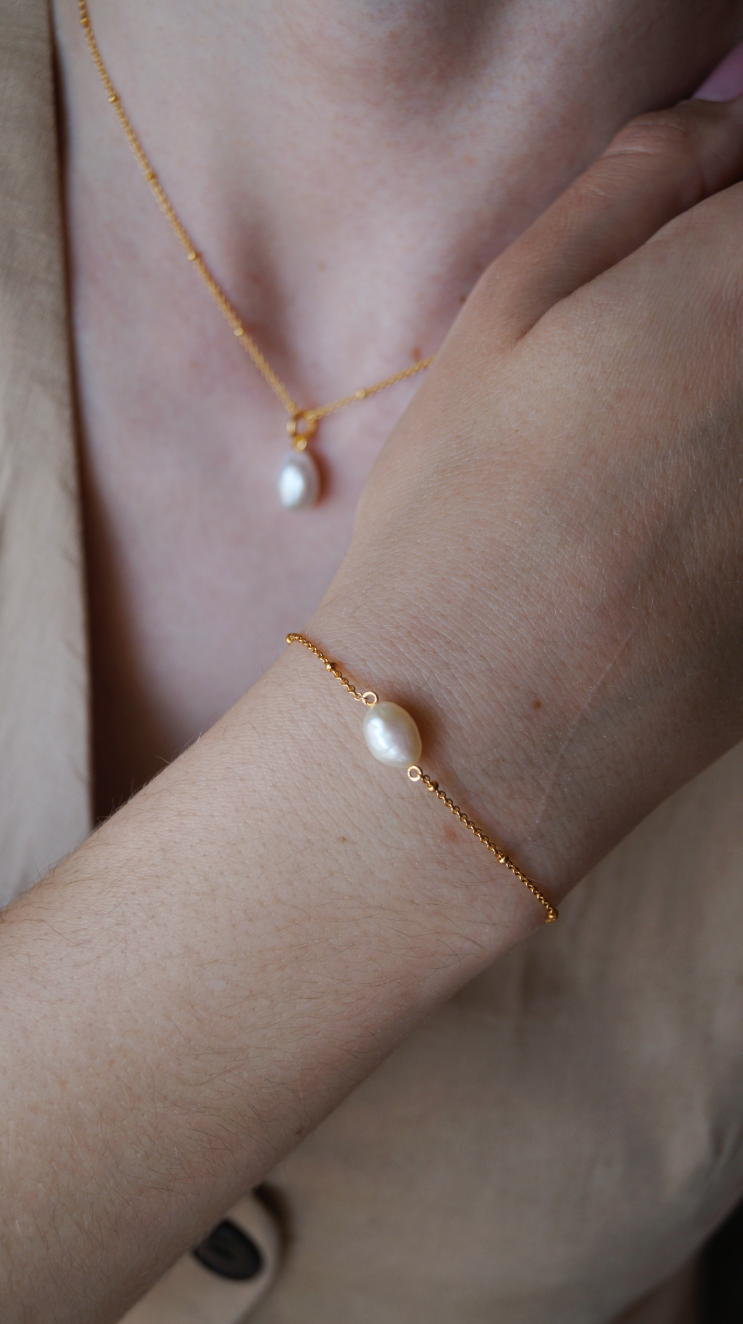 Otkrijte Venera Pearls ogrlicu i Andromeda narukvicu iz Lunar Pearls kolekcije. Ručno odabrani slatkovodni biseri na srebru 925 s pozlatom pružaju bezvremensku eleganciju.